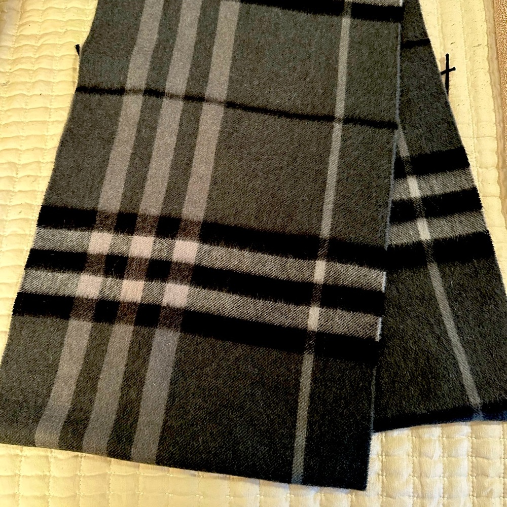 BURBERRY THE CLASSIC CHECK SCARF IN GREY CASHMERE